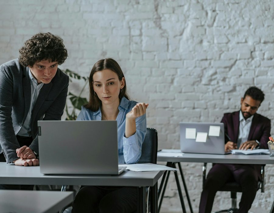Sesión de entrevista a profundidad entre consultores