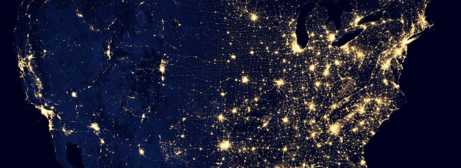 Vista satelital nocturna mostrando densidad de actividad por zona